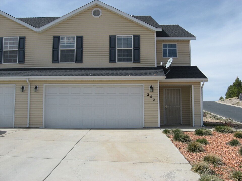 255 N Beacon Dr in Cedar City, UT - Building Photo