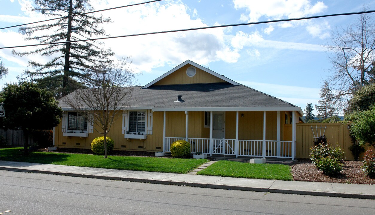 427-429 University St in Healdsburg, CA - Foto de edificio