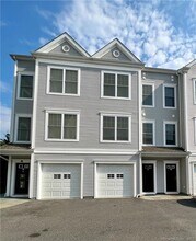 318 Copper Square Dr in Bethel, CT - Building Photo - Building Photo