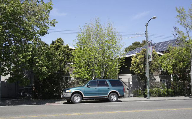 6511-6515 Telegraph Ave in Oakland, CA - Foto de edificio - Building Photo