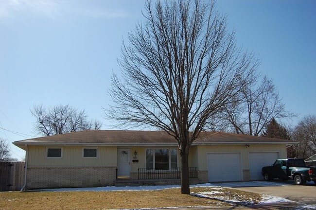 property at 1101 SE Bel Aire Rd