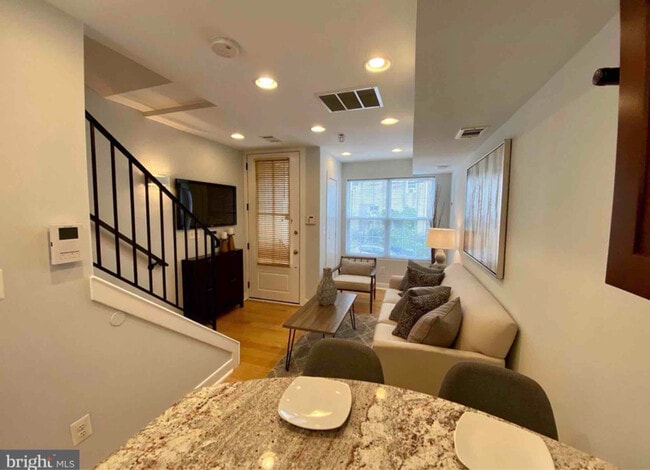 518 Hobart Pl NW in Washington, DC - Building Photo - Building Photo