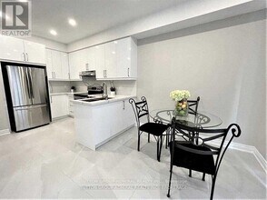 23 Observatory Ln in Richmond Hill, ON - Building Photo - Building Photo