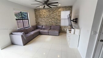 10032 NW 87th Terrace in Doral, FL - Building Photo