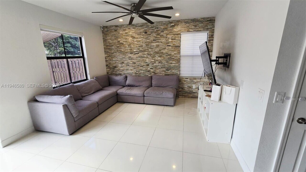 10032 NW 87th Terrace in Doral, FL - Building Photo