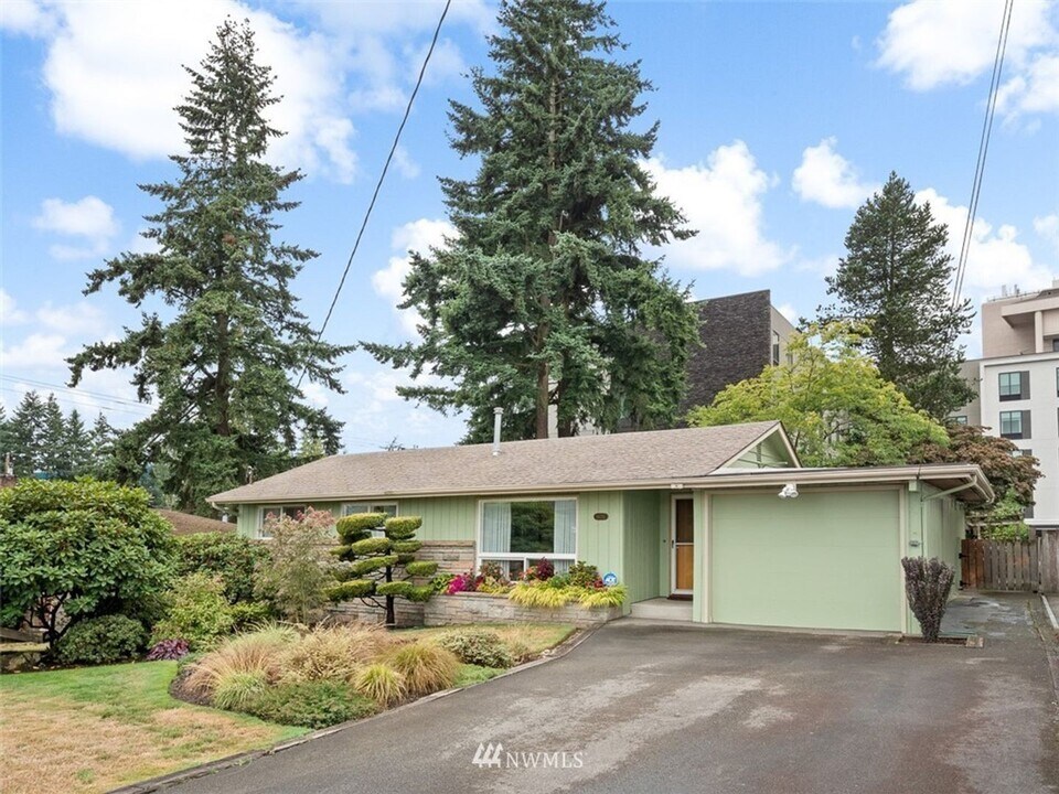 18705 32nd Ave S in Seatac, WA - Building Photo