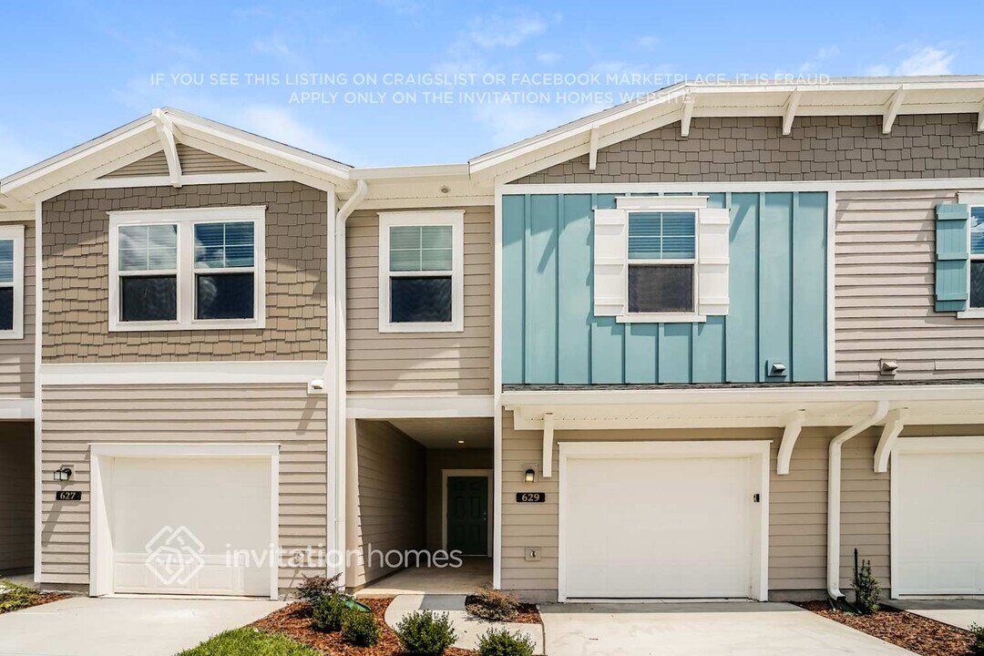 629 Cherry Ridge Dr in Orange Park, FL - Foto de edificio