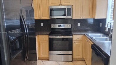 7965 W 33rd Ln in Hialeah, FL - Building Photo - Building Photo