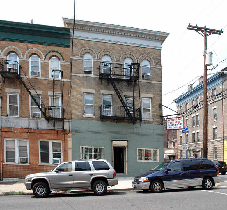 207 64th St in West New York, NJ - Building Photo