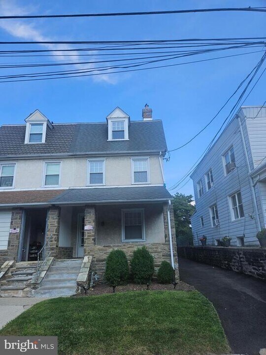 412 Maple St in Jenkintown, PA - Building Photo