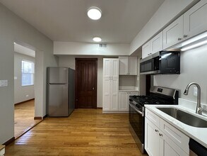 2220 W Homer St, Unit J01W in Chicago, IL - Foto de edificio - Building Photo