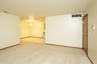 Pheasant Run Apartments in Cedar Rapids, IA - Building Photo - Interior Photo
