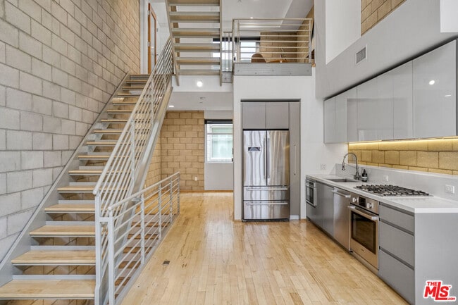 3450 Cahuenga Blvd in Los Angeles, CA - Building Photo - Building Photo