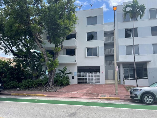 7601 Dickens Ave in Miami Beach, FL - Building Photo - Building Photo