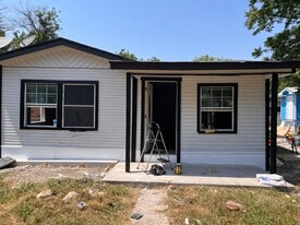 323 Estrella St in San Antonio, TX - Building Photo