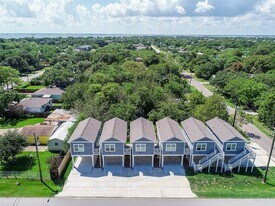 203 6th St in San Leon, TX - Building Photo