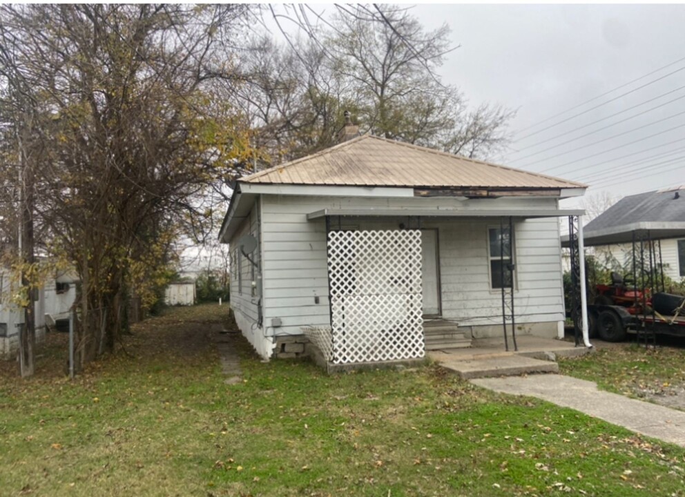 102 Midkiff St in Harrisburg, IL - Foto de edificio