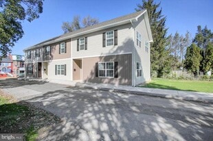 24 W Dahlgren St in Greencastle, PA - Building Photo