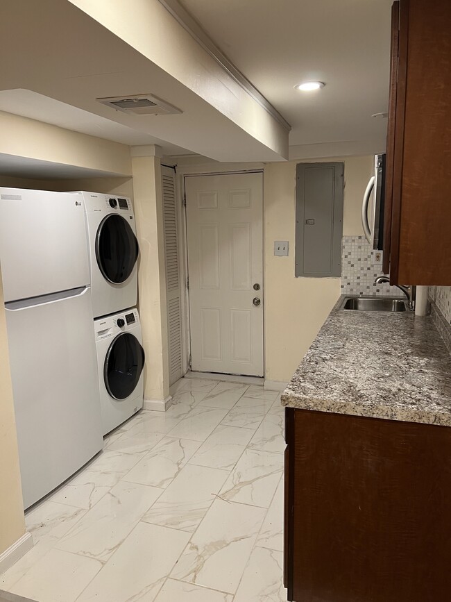 218 Lynhaven Dr, Unit Basement in Alexandria, VA - Building Photo - Building Photo
