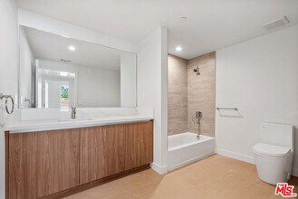 1717 Winona Blvd in Los Angeles, CA - Foto de edificio - Building Photo