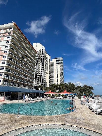 19201 Collins Ave in Sunny Isles Beach, FL - Foto de edificio - Building Photo