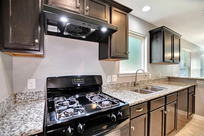 221 Tilden Dr in Pasadena, TX - Building Photo - Building Photo