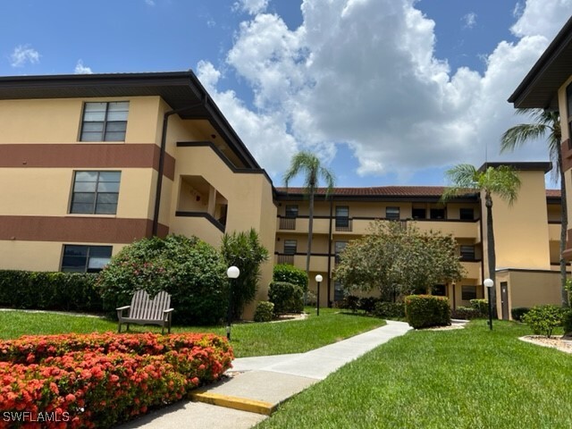 6136 Whiskey Creek Dr in Ft. Myers, FL - Foto de edificio