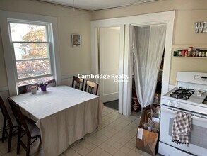 113 Pleasant St, Unit 02T in Cambridge, MA - Foto de edificio - Building Photo