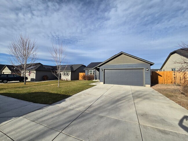 479 NE Poplar Ln in Redmond, OR - Building Photo - Building Photo