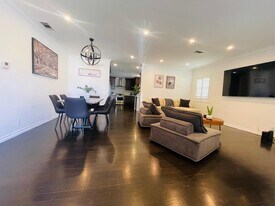 17946 Valley Vista Blvd in Encino, CA - Building Photo