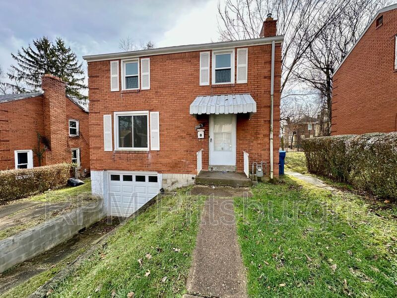 8612 Oakcrest Rd in Pittsburgh, PA - Building Photo