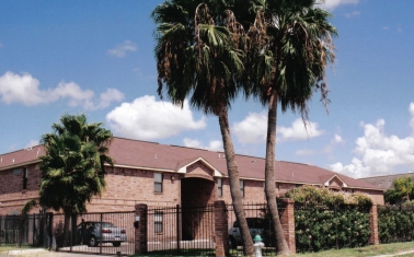 Summit Courtyard Apartments in McAllen, TX - Foto de edificio - Building Photo