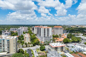 Puerta de Palmas in Coral Gables, FL - Foto de edificio - Building Photo