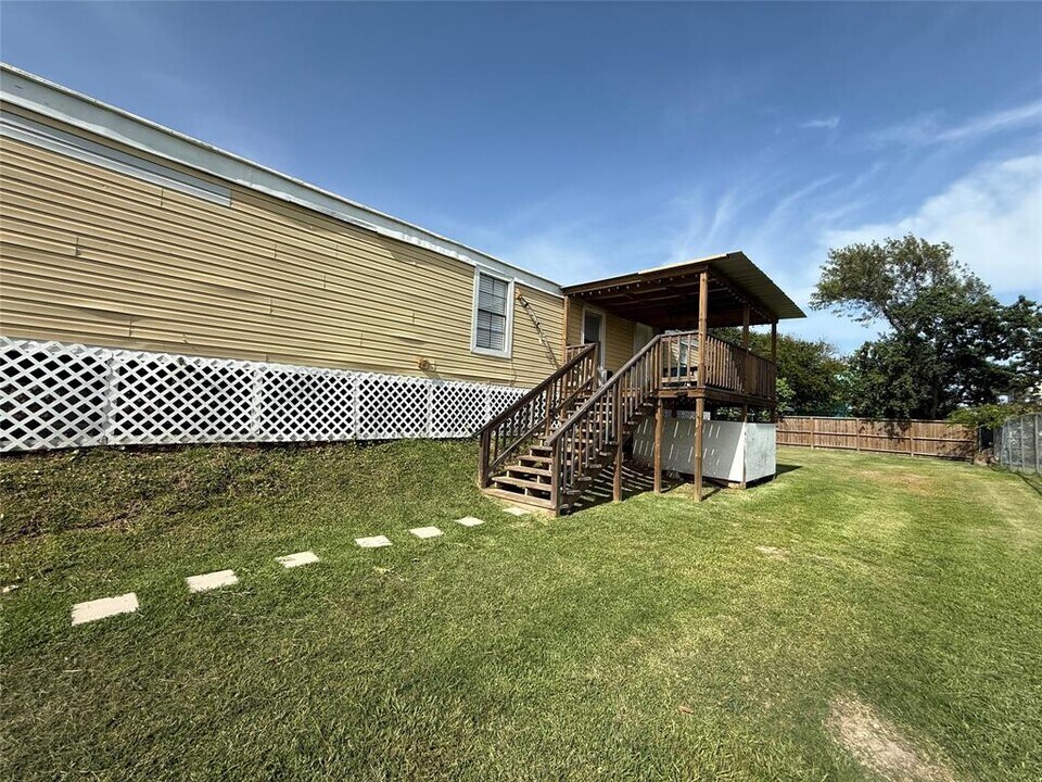 811 6th St in San Leon, TX - Building Photo