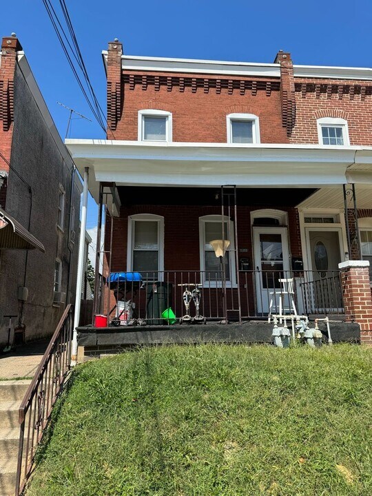 2106 W 4th St in Chester, PA - Building Photo