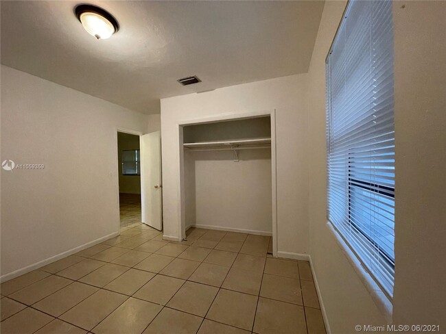 721 NW 1st Ct-Unit -1-2 in Hallandale Beach, FL - Foto de edificio - Building Photo
