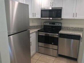 6995 NW 186th St in Hialeah, FL - Foto de edificio - Building Photo