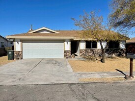 641 Lilac Ln in Bullhead City, AZ - Building Photo
