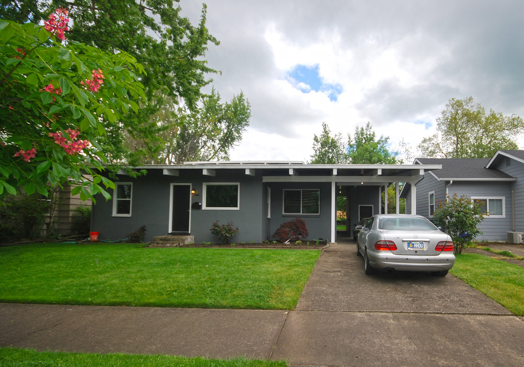 2861 Alder St in Eugene, OR - Building Photo