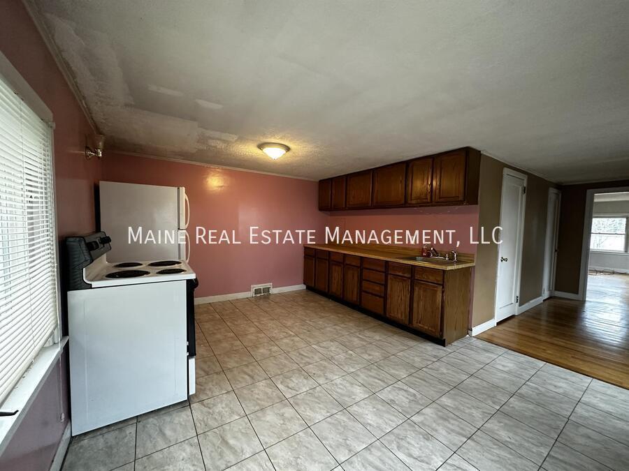 142 Pine St in Bangor, ME - Building Photo