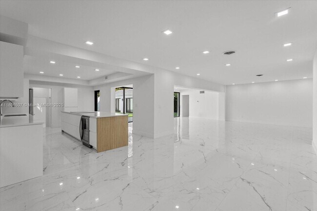 112 E 1st Ct in Miami Beach, FL - Building Photo - Building Photo