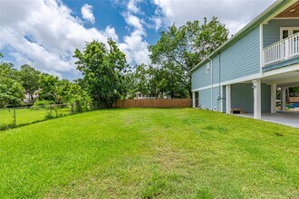 911 Ivy Rd in Kemah, TX - Building Photo - Building Photo