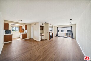 1519 N Martel Ave in Los Angeles, CA - Building Photo