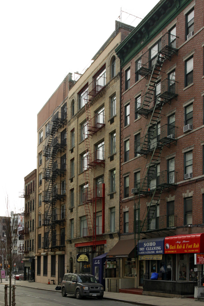 525-527 Broome St in New York, NY - Foto de edificio - Building Photo