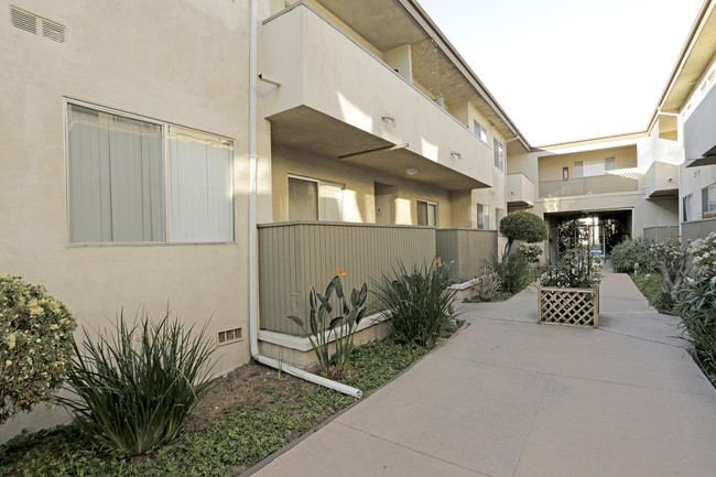 Anza North Apartments in Torrance, CA - Foto de edificio - Building Photo