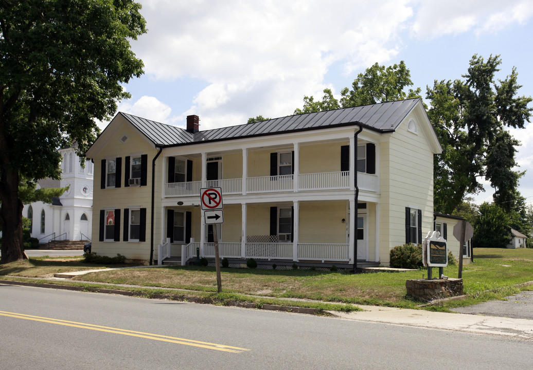 8413 W Main St in Marshall, VA - Building Photo