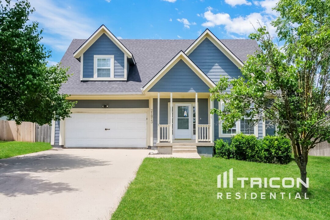21813 Lincoln Terrace in Spring Hill, KS - Building Photo