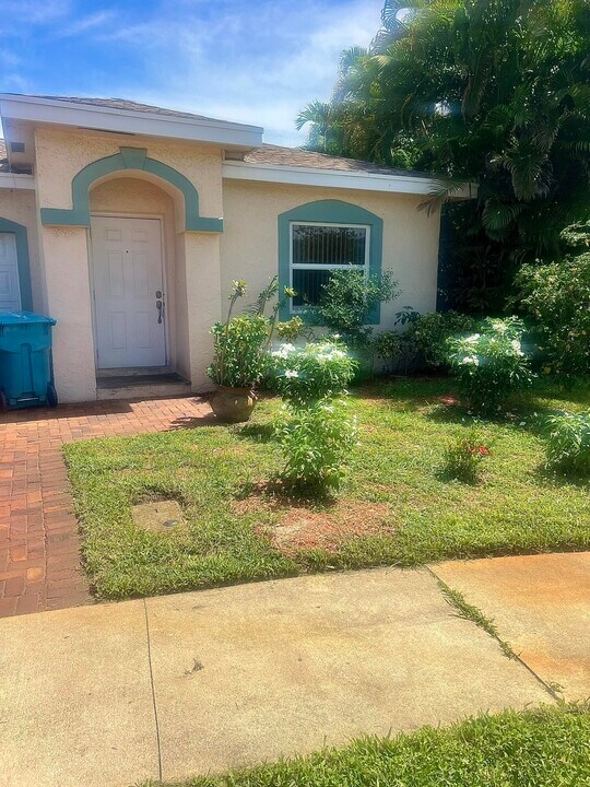 2122 E Ridge Circle East in Boynton Beach, FL - Building Photo