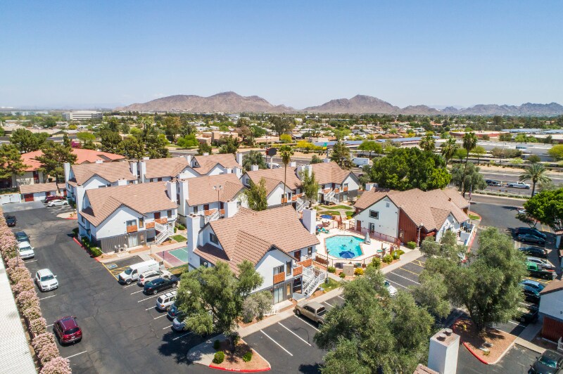 8242 N Black Cyn Hwy in Phoenix, AZ - Building Photo