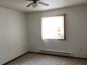 1021 Grandview Ave in Tomah, WI - Foto de edificio - Building Photo
